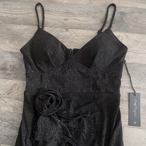 🎵Dance the night away🎵..in this beautiful sparkling prom dress w/ rose detail!🖤🪩